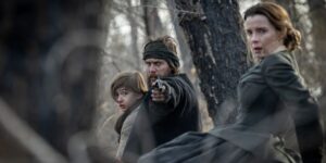 A L'aube de l'Amérique (De gauche à droite) Preston Mota dans le rôle de Devin Rowell, Taylor Kitsch dans le rôle d'Isaac, et Betty Gilpin dans le rôle de Sara Rowell