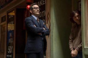 jason-isaac et tom holland dans-the-crowded-room